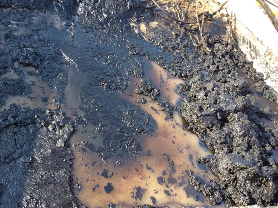 含油污水是原油、泥沙、水等的混合物。